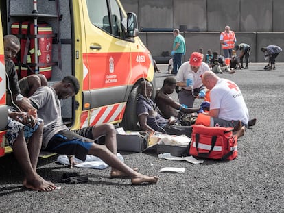 Personas recibiendo atención médica en el puerto de Granadilla de Abona (Tenerife), este domingo.