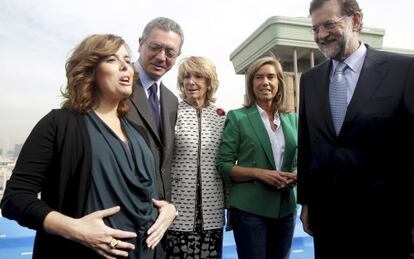 Soraya Sáenz de Santamaría, Alberto Ruiz-Gallardón, Esperanza Aguirre, Ana Mato y Mariano Rajoy, en la presentación de las listas del PP.