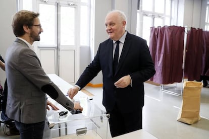 El candidato de la Unión Republicana Popular (UPR), Francois Asselineau, en el momento de votar.