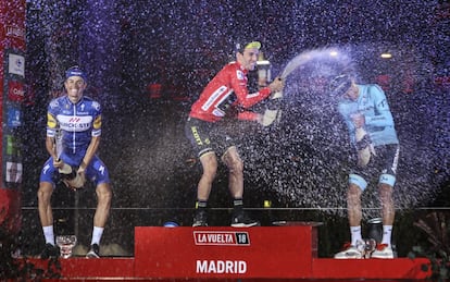 Enric Mas, Yates y Miguel Angel López celebran en el pódium.