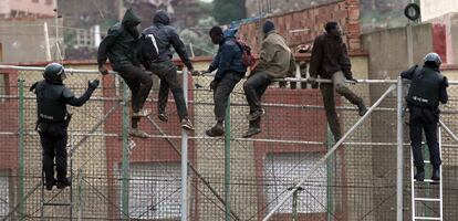 Un grupo de subsaharianos en la valla de Melilla.