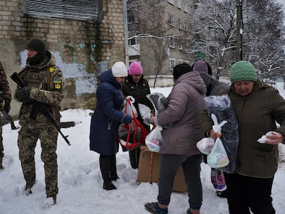 Un grupo de personas recoge ayuda humanitaria en la localidad de Kupiansk (Járkov) el 18 de noviembre.