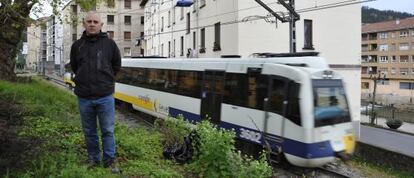 Francisco Mardones, frente a su casa en Balmaseda (Bizkaia)