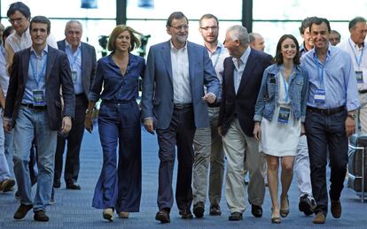 El presidente del Gobierno y del PP, Mariano Rajoy (c), junto a la secretaria general del partido, María dolores de Cospedal (2ªi), y los vicesecretarios Pablo Casado (i), Javier Maroto, Javier Arenas, Andrez Levy y Fernando Martínez Maíllo (i-d), a su llegada a la segunda jornada de la Conferencia Política del PP, en la que se pretenden sentar las bases del programa electoral con el que el partido concurrirá a los comicios generales.