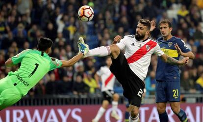 El delantero de River Plate Lucas Pratto intenta rematar ante el portero de Boca Juniors, Esteban Andrada, durante la final de la Copa Libertadores disputada en el Bernabéu en diciembre de 2018.