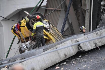 Bomberos trabajan entre los escombros tras el colapso del puente Morandi. 