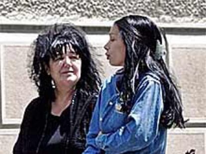 Mirjana Markovic (izquierda), esposa de Milosevic, y su nuera, en Belgrado.
