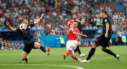 El ruso Denis Cheryshev marca el gol inaugural del partido.