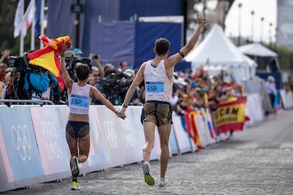 María Pérez y Álvaro Martín celebran la consecución de la medalla de oro en la maratón de marcha por relevos mixto. 