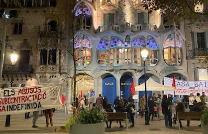 Manifestantes a las puertas de Casa Batlló.