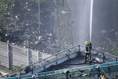 Un bombero trabaja intentado apagar el fuego en la Torre Grenfell, en Londres.