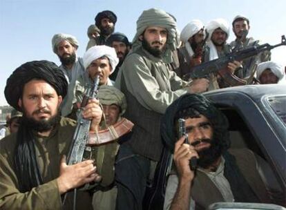 Combatientes talibanes posan con sus armas en el bazar de Kandahar en noviembre de 2001.