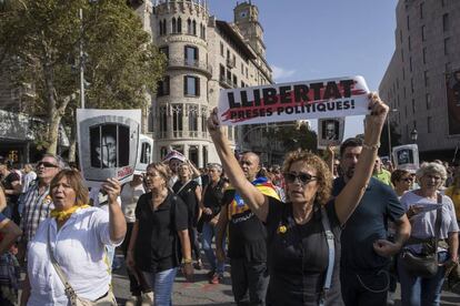 Protesta por la sentencia del Proces en la plaza de Cataluña.