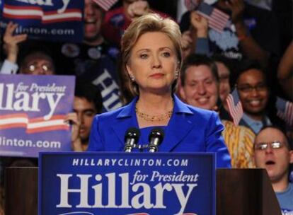 La senadora Hillary Clinton se dirige a sus seguidores en el colegio Baruch de la City University.