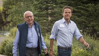 Rupert Murdoch y su hijo, Lachlan Murdoch, en una imagen de 2018 en una conferencia de tecnología y medios en Sun Valley (Idaho).