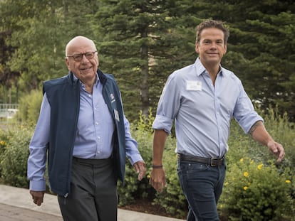 Rupert Murdoch y su hijo, Lachlan Murdoch, en una imagen de 2018 en una conferencia de tecnología y medios en Sun Valley (Idaho).