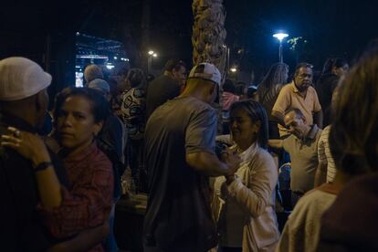 Parejas bailando salsa durante el evento Suena Caracas en el barrio Catia.