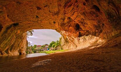 El río Nela, bajo el puente de piedra natural de Puentedey.