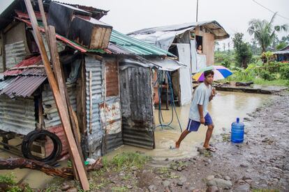 Casas de Kananga, Leyte, a la espera de material para ser reparadas. Tras una leve tormenta la zona queda anegada.