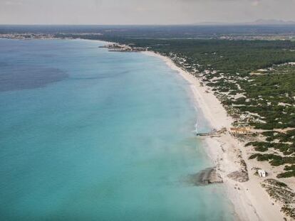 Vista a&eacute;rea de la playa de Es Trenc, donde el Gobierno balear plantea construir un complejo hotelero. / tolo ram&oacute;n