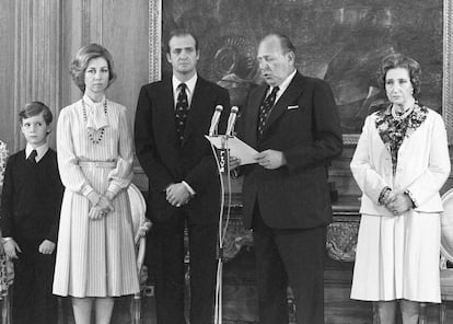 Don Juan de Borbón cede sus derechos dinásticos al rey Juan Carlos. De izquierda a derecha: los entonces príncipe Felipe, reina Sofía y rey Juan Carlos, don Juan y doña María de las Mercedes, en el Palacio de la Zarzuela.