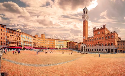 Panorámica de la Piazza del Campo, del Palazzo Pubblico y la Torre del Mangia de Siena.