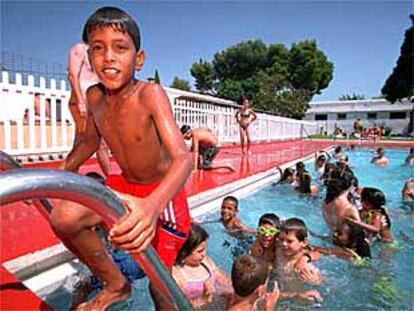 Un grupo de niños saharauis acogidos este verano por familias catalanas, se divierten en la piscina municipal de Gavà.