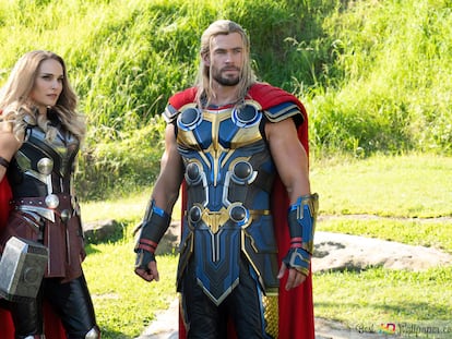 Fotograma cedido por Marvel Studios donde aparece Natalie Portman como Jane Foster y Chris Hemsworth como Thor, durante una escena de la película 'Thor: Love and Thunder', la cuarta película de la franquicia de superhéroes.