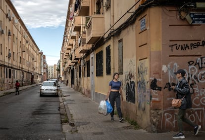 Tras la riada de 1957 se construyeron Las Casitas Rosas, que son un conjunto de bloques de color salmón ,que años después sirvieron de viviendas sociales para la ciudadanía que había perdido sus hogares por las inundaciones.La preocupación de los vecinos del barrio se focaliza entre otros motivos, especialmente, en las llamadas Casitas Rosas, tres bloques de color salmón que suponen un punto caliente de tráfico de drogas en la ciudad y conducen actualmente el debate político sobre el futuro del barrio,
FOTO: Mònica Torres EL PAÍS