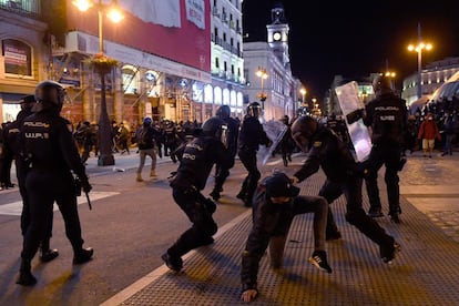 Altercados entre las fuerzas de seguridad y los manifestantes, este miércoles en Madrid.