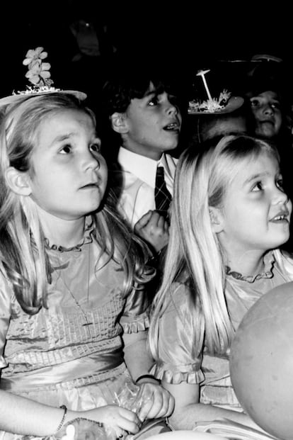 Mucho antes que las hijas de Sarah Ferguson y Philip Treacy, estuvieron las infantas españolas. Así lucieron las dos hermanas en esta fiesta infantil en 1971.