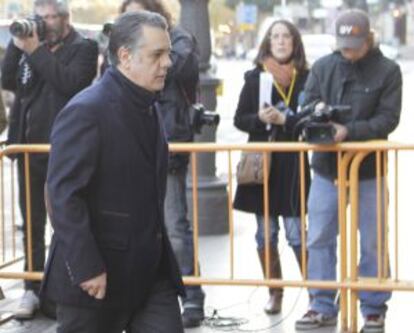 C&aacute;ndido Herrero, de Orange Market, a su llegada al juicio.