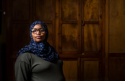 Fatoumata Jallow, superviviente de mutilación genital, en la Asociación Karibu, Madrid.