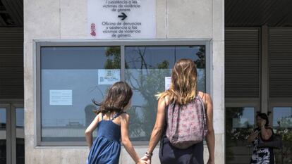 Una mujer y su hija ante la oficina de denuncias de violencia de género de la Generalitat valenciana, en la Ciudad de la Justicia de Valencia.