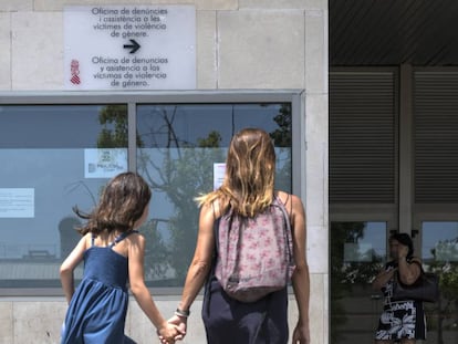 Una mujer y su hija ante la oficina de denuncias de violencia de género de la Generalitat valenciana, en la Ciudad de la Justicia de Valencia.
