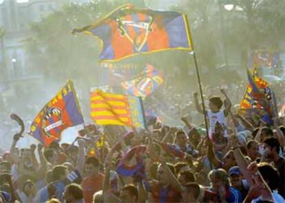 Los aficionados del Levante celebran el triunfo de su equipo en la playa de la Malvarrosa de Valencia.