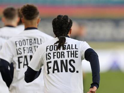 Los jugadores del Leeds United entrenan con una camiseta que indica 
