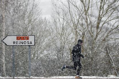 Un hombre corre en Salces (Cantabria).