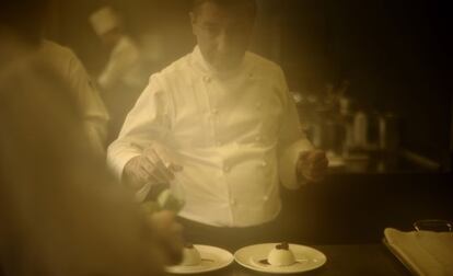 Imagen de Joan Roca cocinando incluida en el libro 'El Celler de Can Roca'.