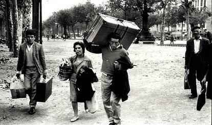 Llegada de inmigrantes a Barcelona, procedentes de la estación de Francia, en el Paseo San Joan, en 1962.