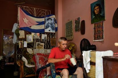 José Borroto toma aire fresco en la entrada de su casa, en La Habana.