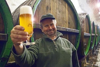 Una cerveza recién tirada de los barriles de roble en la fabrica de Pilsner Urquell.