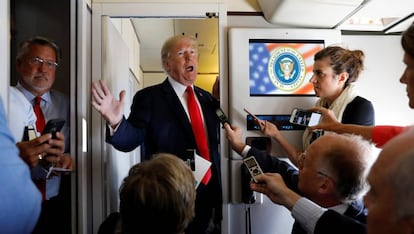 Donald Trump con periodistas a bordo del Air Force One.