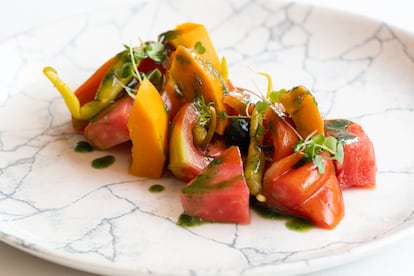 La temporada manda como muestra esta ensalada de tomates. 