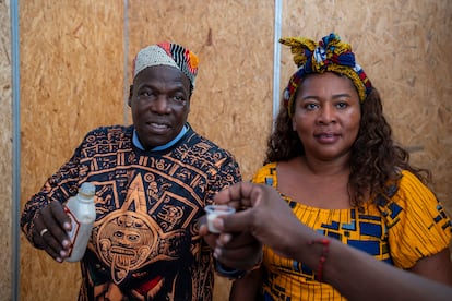 José Félix Angulo y su esposa, Rosa Vergara, ofrecen una muestra de sus emprendimiento de bebidas tradicionales 'Las Arrecheras de Chacha' en una feria de cultura del Pacífico en Cali.
