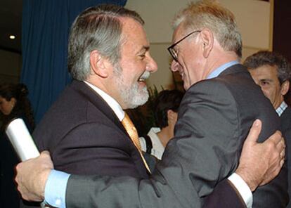 Jaime Mayor Oreja saluda a Hans-Gert Pöttering, presidente del Partido Popular Europeo, en un acto en Madrid.