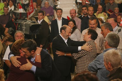 Alfredo Pérez Rubalcaba, en el centro, y Patxi López, saludan a afiliados del PSE-EE durante el acto de ayer, en San Sebastián.