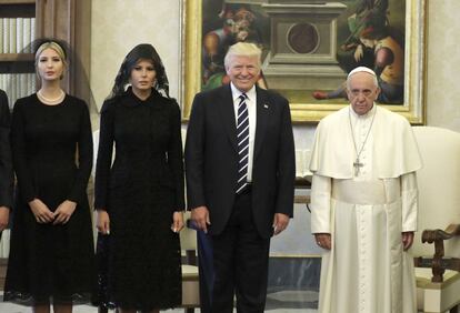 <a href="http://elpais.com/elpais/2017/06/29/album/1498732163_635669.html"><b>FOTOGALERÍA: Miradas a Trump.</B></a> El papa Francisco (derecha), el pasado 24 de mayo, durante su encuentro en el Vaticano con Donald Trump.