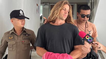 Daniel Sancho Bronchalo junto a la policía de Tailandia a su llegada al juzgado el pasado 7 de agosto.
