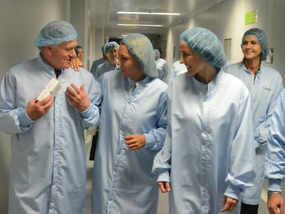 Valent&iacute;n Fuster (izquierda), durante la inauguraci&oacute;n de la producci&oacute;n de la polip&iacute;ldora